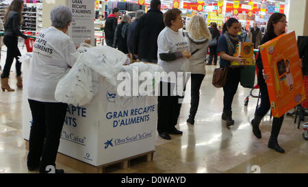 Barcelona, Spanien. 1. Dezember 2012. Großer Tag Recapte (Nahrung für Tafeln - Food Bank Stiftung) 700 Tonnen Nahrung durch mehr als 10.000 Freiwillige in Supermärkte und Hypermärkte in Katalonien erreicht hat. An diesem Morgen von 1 Dezember Auchan Hypermarkt in Sant Boi de Llobregat, Barcelona. Stockfoto