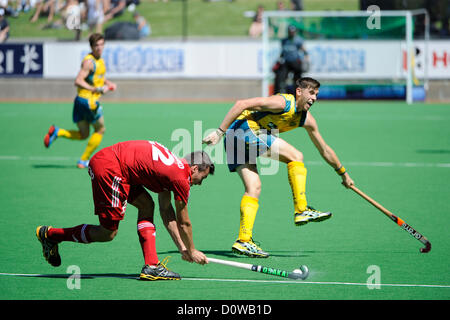 01.12.2012 Melbourne, Australien. Simon Gougnard von Belgien trifft ein Schuss während in Aktion gegen Australien bei der Herren Hockey Champions Trophy von State Netball Hockey Centre. Stockfoto