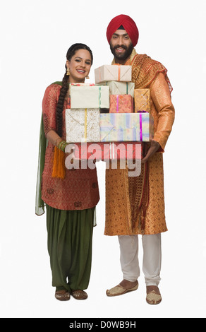 Sikh paar Holding Stack Geschenke Stockfoto
