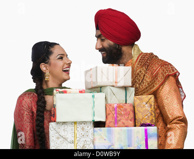 Sikh paar Holding Stack Geschenke Stockfoto