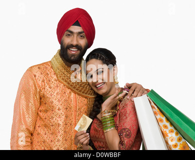 Sikh paar holding Einkaufstaschen und Kreditkarte Stockfoto
