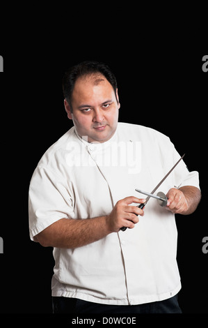 Porträt von einem Koch Messer schärfen Stockfoto