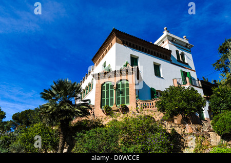 Casa Trias in den Park Güell in Barcelona, Spanien vor blauem Himmel Stockfoto