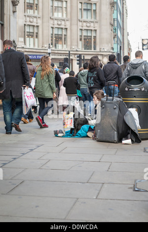 Obdachlose Frau mit ihrem Hund, London, England Stockfoto