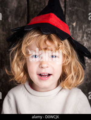 Lustiges Kind in der Hand der Hexe Stockfoto