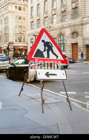 Straße Arbeit Warnschild in central London, UK Stockfoto