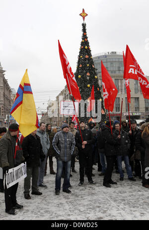 1. Dezember 2012 - St. Petersburg, Russland - 1. Dezember 2012 - St Petersburg, Russland Â €"Menschen treffen, zur Unterstützung der politischen Gefangenen auf Pionerskaja Platz in St. Petersburg. Im Zentrum der Aufmerksamkeit des Betriebs einer Sitzung - die Festgenommenen bei Treffen in Moskau am Bolotnaja-Platz am 6. Mai 2012. (Kredit-Bild: © Andrey Pronin/ZUMAPRESS.com) Stockfoto