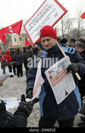 1. Dezember 2012 - St. Petersburg, Russland - 1. Dezember 2012 - St Petersburg, Russland Â €"Menschen treffen, zur Unterstützung der politischen Gefangenen auf Pionerskaja Platz in St. Petersburg. Im Zentrum der Aufmerksamkeit des Betriebs einer Sitzung - die Festgenommenen bei Treffen in Moskau am Bolotnaja-Platz am 6. Mai 2012. (Kredit-Bild: © Andrey Pronin/ZUMAPRESS.com) Stockfoto