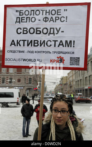 1. Dezember 2012 - St. Petersburg, Russland - 1. Dezember 2012 - St Petersburg, Russland Â €"Menschen treffen, zur Unterstützung der politischen Gefangenen auf Pionerskaja Platz in St. Petersburg. Im Zentrum der Aufmerksamkeit des Betriebs einer Sitzung - die Festgenommenen bei Treffen in Moskau am Bolotnaja-Platz am 6. Mai 2012. (Kredit-Bild: © Andrey Pronin/ZUMAPRESS.com) Stockfoto