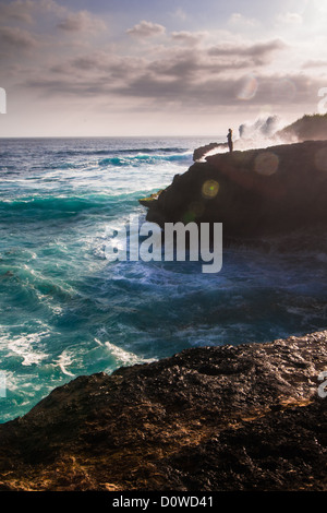 Sonnenuntergang auf des Teufels reißen - Wahrzeichen der kleinen Insel Nusa Lembongan, Indonesien Stockfoto