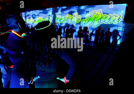 30. November 2012 - Costa Mesa, Kalifornien, USA - Menschen werfen ihre Schatten auf die Wand während der Inauagural Electric ausführen, eine Nachtzeit, Teilnahme Art 5-Kilometer-Lauf. (Kredit-Bild: © Brian Cahn/ZUMAPRESS.com) Stockfoto