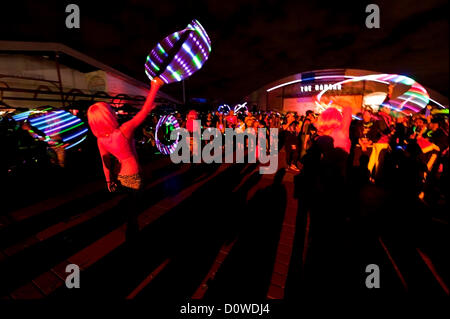 30. November 2012 - Costa Mesa, Kalifornien, USA - Menschen genießen die after-Party in der Inauagural Electric ausführen, eine Nachtzeit, Teilnahme Art 5-Kilometer-Lauf. (Kredit-Bild: © Brian Cahn/ZUMAPRESS.com) Stockfoto