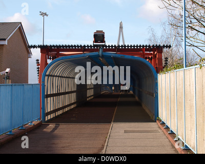 Eingang zum Tony Carter-Brücke, Fußgänger und Zyklus-Überquerung der Bahngleise, Cambridge, UK Stockfoto