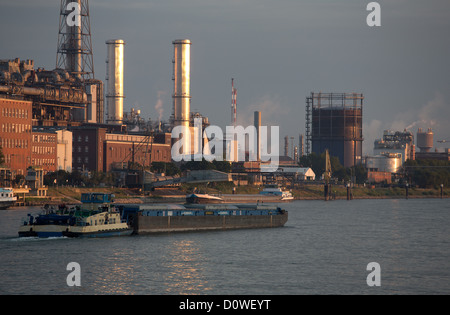 Ludwigshafen, Deutschland, Stammwerk der BASF auf dem Rhein bei Sonnenaufgang Stockfoto