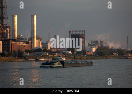 Ludwigshafen, Deutschland, Stammwerk der BASF auf dem Rhein bei Sonnenaufgang Stockfoto