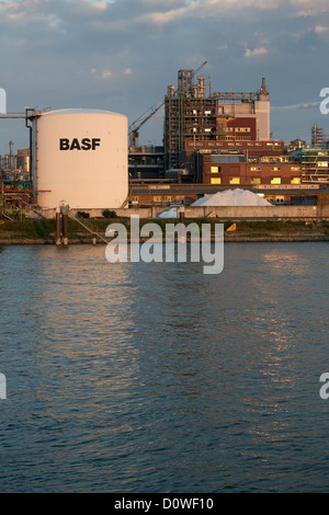 Ludwigshafen, Deutschland, Stammwerk der BASF auf dem Rhein bei Sonnenaufgang Stockfoto