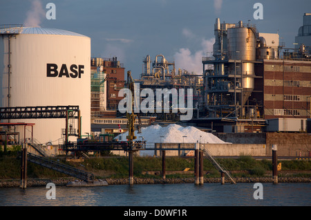 Ludwigshafen, Deutschland, Stammwerk der BASF auf dem Rhein bei Sonnenaufgang Stockfoto