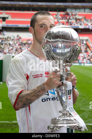 Ex-Fußballer ist COLE MITCHELL im Alter von nur 27 Jahren gestorben. Schwager von Joe Cole und Absolvent der gleichen West Ham Fußball "Akademie", erhielt Cole die Unterscheidung des Seins die ersten Spieler, auf das neue Wembley Stadion, als er das erste Tor in Stevenage Borough 3-2 FA Trophy Finale schlug im Jahr 2007 zu gewinnen. Cole waren gezwungen worden, als ein Profi-Spieler im Jahr 2011 aufgrund einer sich verschlechternden Herzerkrankung Bild - während die FA Trophy Finale in 2007 feiert sein Ziel, einen Teamkollegen, in Aktion und mit der Trophäe in den Ruhestand.  Foto von Keith Mayhew Stockfoto