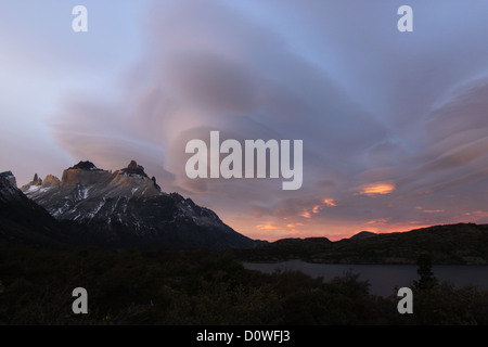 Bedrohliche linsenförmige Wolken über dem Nationalpark Torres Del Paine Stockfoto