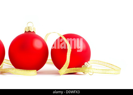 rote Weihnachtskugeln isoliert auf einem weißen Stockfoto