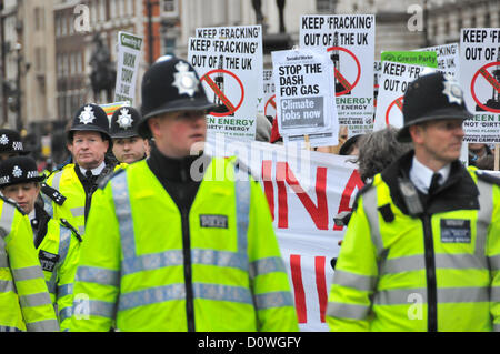 Westminster, London, UK. 1. Dezember 2012. Demonstranten mit einer Polizeieskorte März Whitehall tragen Spruchbänder und Plakate. Die Kampagne gegen den Klimawandel-Gruppe März am Parliament Square und bauen ein "Fracking-Rig" als Protest gegen die Praxis des Hydraulic Fracturing, mir für Schiefergas und seine möglichen Schaden für die Umwelt. Bildnachweis: Matthew Chattle / Alamy Live News Stockfoto