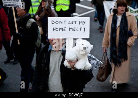 London, UK. 1. Dezember 2012 Teilnehmer in den März hält eine Spielzeug polar Bär mit einem Plakat sagen: "lassen Sie sich nicht meine Heimat Schmelze". Die Kampagne gegen den Klimawandel statt ein "Get Fracktious" nationale Klima März von Grosvenor Square, dem Parlament. Bildnachweis: Nelson Pereira / Alamy Live News Stockfoto