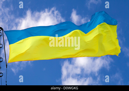Ukrainische Fähnchen am bewölkten Himmel Stockfoto