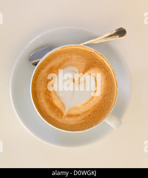 Cappuccino mit Herz-Form-Schaum Stockfoto