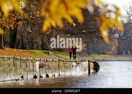 Zwei Personen bei einem Spaziergang entlang der Ufer des Flusses Ouse in York, North Yorkshire, England, UK Stockfoto