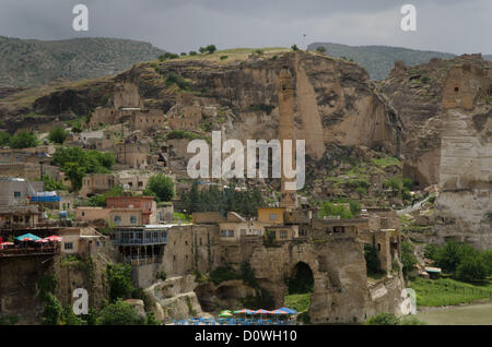 7. Mai 2012 - Hasankeyf, Batman, Türkei - sitzen am Ufer des Tigris, in den die antike Stadt Hasankeyf in einer Art Schwebezustand lebt, Tausende von Jahren der Geschichte verschwinden unter den Fluten des Projekts ILISU verdammt, für die Menschen in Hasankeyf nicht in der Lage zu bauen oder zu verkaufen Häuser, Arbeit zu finden oder sogar eine klare Antwort, wann die Vergangenheit weggespült werden, wird , diese Bedrohung hat über die Stadt jahrzehntelang hing aber nun die türkische Regierung versucht, den Damm trotz internationaler Verurteilung voranzutreiben. (Kredit-Bild: © John Wreford/ZUMAPRESS.com) Stockfoto