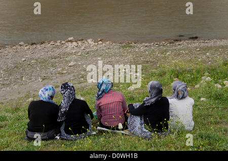 7. Mai 2012 - Hasankeyf, Batman, Türkei - sitzen am Ufer des Tigris, in den die antike Stadt Hasankeyf in einer Art Schwebezustand lebt, Tausende von Jahren der Geschichte verschwinden unter den Fluten des Projekts ILISU verdammt, für die Menschen in Hasankeyf nicht in der Lage zu bauen oder zu verkaufen Häuser, Arbeit zu finden oder sogar eine klare Antwort, wann die Vergangenheit weggespült werden, wird , diese Bedrohung hat über die Stadt jahrzehntelang hing aber nun die türkische Regierung versucht, den Damm trotz internationaler Verurteilung voranzutreiben. (Kredit-Bild: © John Wreford/ZUMAPRESS.com) Stockfoto