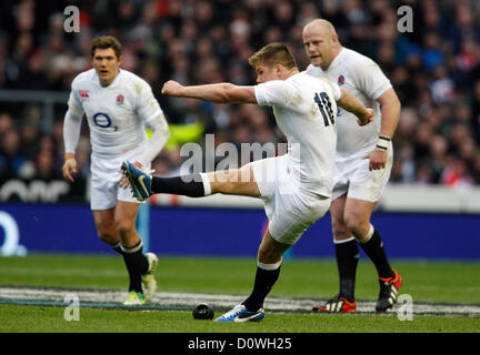 OWEN FARRELL kickt einen anderen Stift ENGLAND V Neuseeland RU TWICKENHAM MIDDLESEX ENGLAND 1. Dezember 2012 Stockfoto