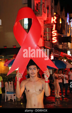 Phuket, Thailand. 1. Dezember 2012. Welt-Aids-Tag wurde gefeiert von der gay Community in Patong Beach, Phuket mit einer Parade von riesigen roten Bändern ein Candlelight Vigil und Ballon-Release. Von PLU, die Organisation hinter Phuket Pride organisiert wurde die Veranstaltung entworfen, das Bewusstsein für HIV, ermutigen, Tests und derer gedenken, die gelitten haben oder leiden. Stockfoto