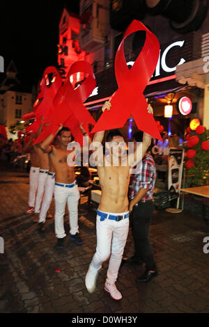 Phuket, Thailand. 1. Dezember 2012. Welt-Aids-Tag wurde gefeiert von der gay Community in Patong Beach, Phuket mit einer Parade von riesigen roten Bändern ein Candlelight Vigil und Ballon-Release. Von PLU, die Organisation hinter Phuket Pride organisiert wurde die Veranstaltung entworfen, das Bewusstsein für HIV, ermutigen, Tests und derer gedenken, die gelitten haben oder leiden. Stockfoto