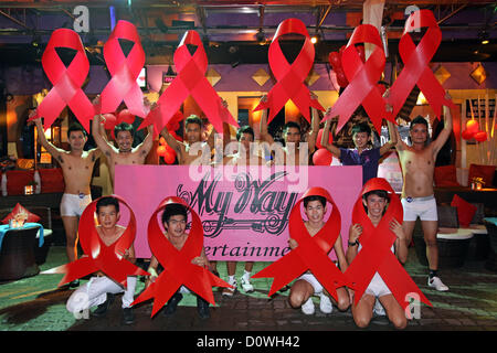 Phuket, Thailand. 1. Dezember 2012. Welt-Aids-Tag wurde gefeiert von der gay Community in Patong Beach, Phuket mit einer Parade von riesigen roten Bändern ein Candlelight Vigil und Ballon-Release. Von PLU, die Organisation hinter Phuket Pride organisiert wurde die Veranstaltung entworfen, das Bewusstsein für HIV, ermutigen, Tests und derer gedenken, die gelitten haben oder leiden. Stockfoto