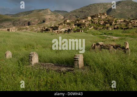 8. Mai 2012 - Hasankeyf, Batman, Türkei - sitzen am Ufer des Tigris, in den die antike Stadt Hasankeyf in einer Art Schwebezustand lebt, Tausende von Jahren der Geschichte verschwinden unter den Fluten des Projekts ILISU verdammt, für die Menschen in Hasankeyf nicht in der Lage zu bauen oder zu verkaufen Häuser, Arbeit zu finden oder sogar eine klare Antwort, wann die Vergangenheit weggespült werden, wird , diese Bedrohung hat über die Stadt jahrzehntelang hing aber nun die türkische Regierung versucht, den Damm trotz internationaler Verurteilung voranzutreiben. (Kredit-Bild: © John Wreford/ZUMAPRESS.com) Stockfoto