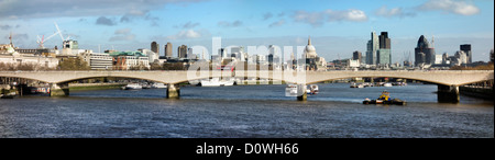 Panoramablick auf die Skyline von London Charing Cross Road Fußgängerzone 3 entnommen Stockfoto