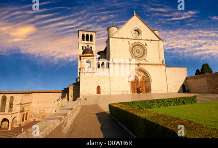 Die obere Fassade des päpstlichen Basilika von St. Francis von Assisi, (Basilica Papale di San Francesco) Assisi, Italien Stockfoto