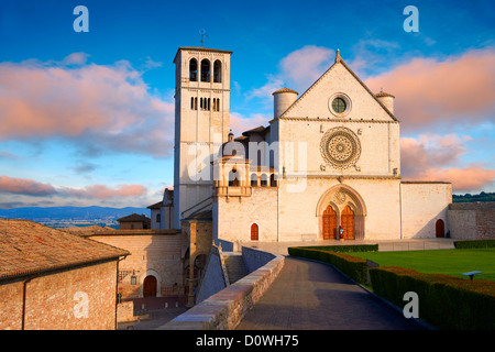 Die obere Fassade des päpstlichen Basilika von St. Francis von Assisi, (Basilica Papale di San Francesco) Assisi, Italien Stockfoto