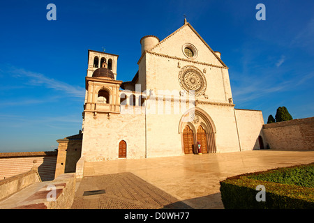 Die obere Fassade des päpstlichen Basilika von St. Francis von Assisi, (Basilica Papale di San Francesco) Assisi, Italien Stockfoto