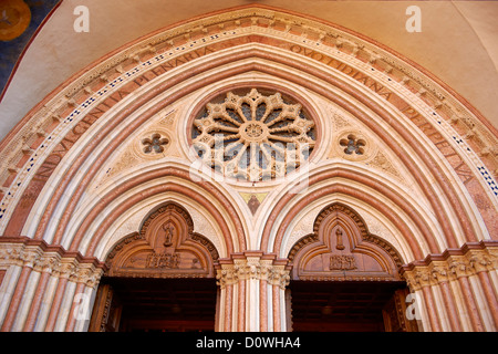 Gotische Türe von der päpstlichen Basilika St. Francis von Assisi, (Basilica Papale di San Francesco) Assisi, Italien Stockfoto