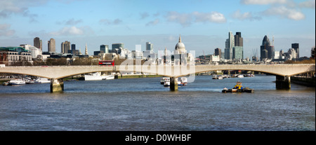 Panoramablick auf die Skyline von London Charing Cross Road Fußgängerzone entnommen Stockfoto