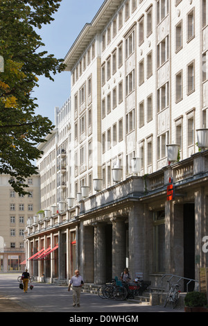 Berlin, Deutschland, Lebens- und Geschaeftsgebaeude in Karl-Marx-Allee in Berlin-Friedrichshain Stockfoto