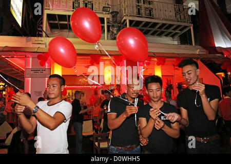 Phuket, Thailand. 1. Dezember 2012. Welt-Aids-Tag wurde gefeiert von der gay Community in Patong Beach, Phuket mit einer Parade von riesigen roten Bändern ein Candlelight Vigil und Ballon-Release. Von PLU, die Organisation hinter Phuket Pride organisiert wurde die Veranstaltung entworfen, das Bewusstsein für HIV, ermutigen, Tests und derer gedenken, die gelitten haben oder leiden. Stockfoto