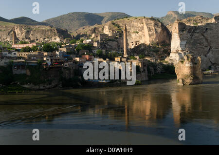 8. Mai 2012 - Hasankeyf, Batman, Türkei - sitzen am Ufer des Tigris, in den die antike Stadt Hasankeyf in einer Art Schwebezustand lebt, Tausende von Jahren der Geschichte verschwinden unter den Fluten des Projekts ILISU verdammt, für die Menschen in Hasankeyf nicht in der Lage zu bauen oder zu verkaufen Häuser, Arbeit zu finden oder sogar eine klare Antwort, wann die Vergangenheit weggespült werden, wird , diese Bedrohung hat über die Stadt jahrzehntelang hing aber nun die türkische Regierung versucht, den Damm trotz internationaler Verurteilung voranzutreiben. (Kredit-Bild: © John Wreford/ZUMAPRESS.com) Stockfoto