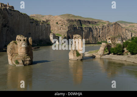 8. Mai 2012 - Hasankeyf, Batman, Türkei - sitzen am Ufer des Tigris, in den die antike Stadt Hasankeyf in einer Art Schwebezustand lebt, Tausende von Jahren der Geschichte verschwinden unter den Fluten des Projekts ILISU verdammt, für die Menschen in Hasankeyf nicht in der Lage zu bauen oder zu verkaufen Häuser, Arbeit zu finden oder sogar eine klare Antwort, wann die Vergangenheit weggespült werden, wird , diese Bedrohung hat über die Stadt jahrzehntelang hing aber nun die türkische Regierung versucht, den Damm trotz internationaler Verurteilung voranzutreiben. (Kredit-Bild: © John Wreford/ZUMAPRESS.com) Stockfoto