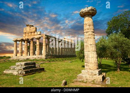 Die antiken dorischen griechischen Tempel der Athena von Pastum in ca. 500 v. Chr. gebaut. Ausgrabungsstätte Paestum, Italien. Stockfoto