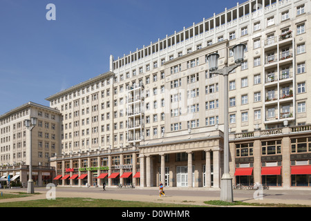 Berlin, Deutschland, Lebens- und Geschaeftsgebaeude in Karl-Marx-Allee in Berlin-Friedrichshain Stockfoto