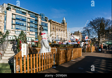 Blick auf die "Highland Village" Unterhaltung vor Weihnachten in Princes Street Gardens East in Edinburgh Stockfoto