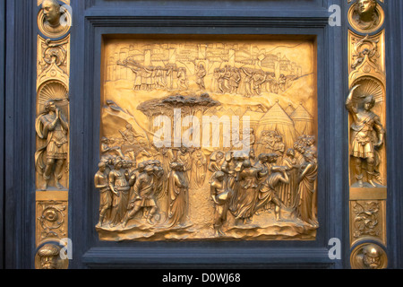 Reliefs der vergoldeter Bronze mittelalterliche Tür des Baptisteriums von Florenz, Battistero di San Giovanni Stockfoto